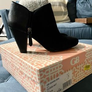 7.5 M Gianni Bini black booties